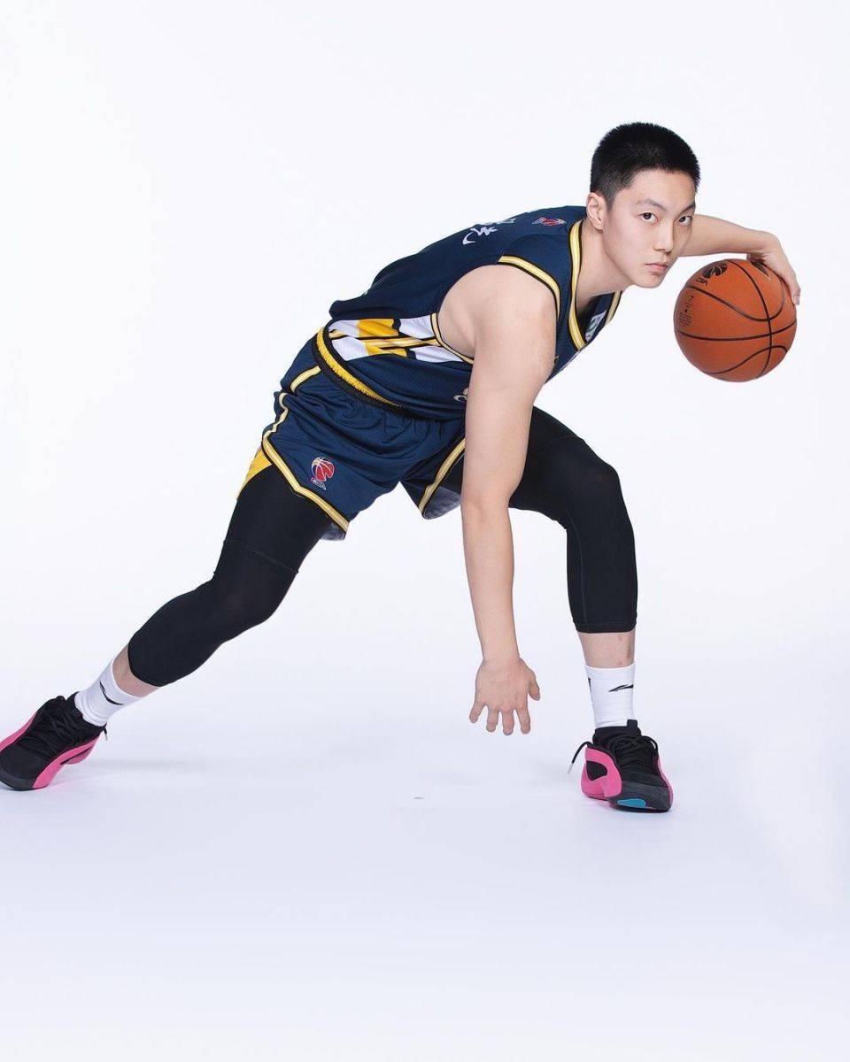 广东宏远抢眼表现，稳坐积分榜榜首的简单介绍