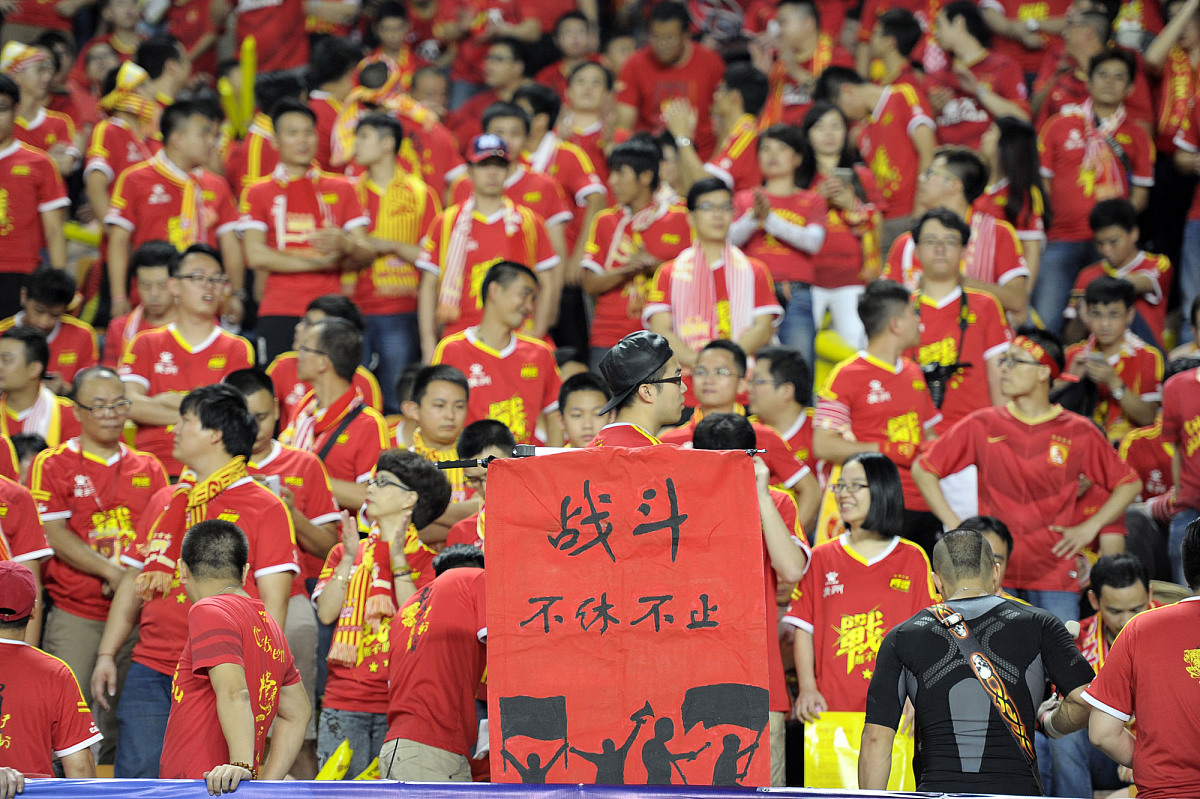 紧张激烈，足球强队争胜之战